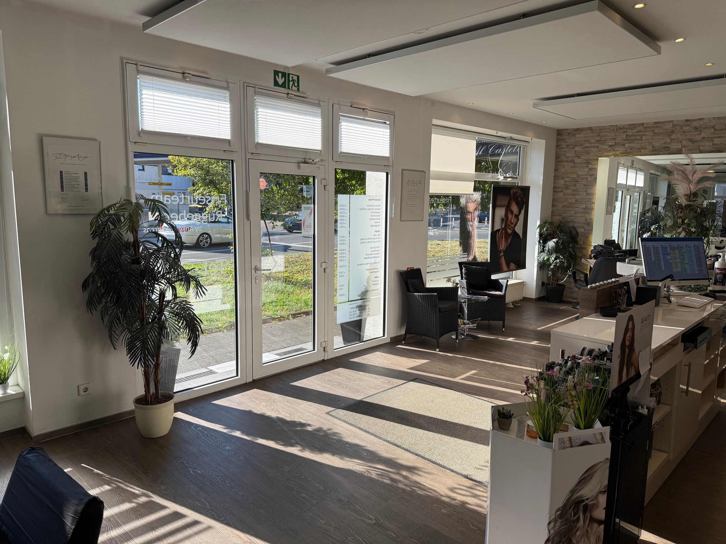 Der helle Eingangs- und Empfangsbereich des Friseurteams Rüggeberg